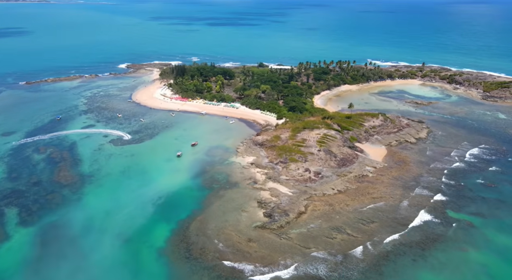Mar e formações naturais da Ilha de Santo Aleixo